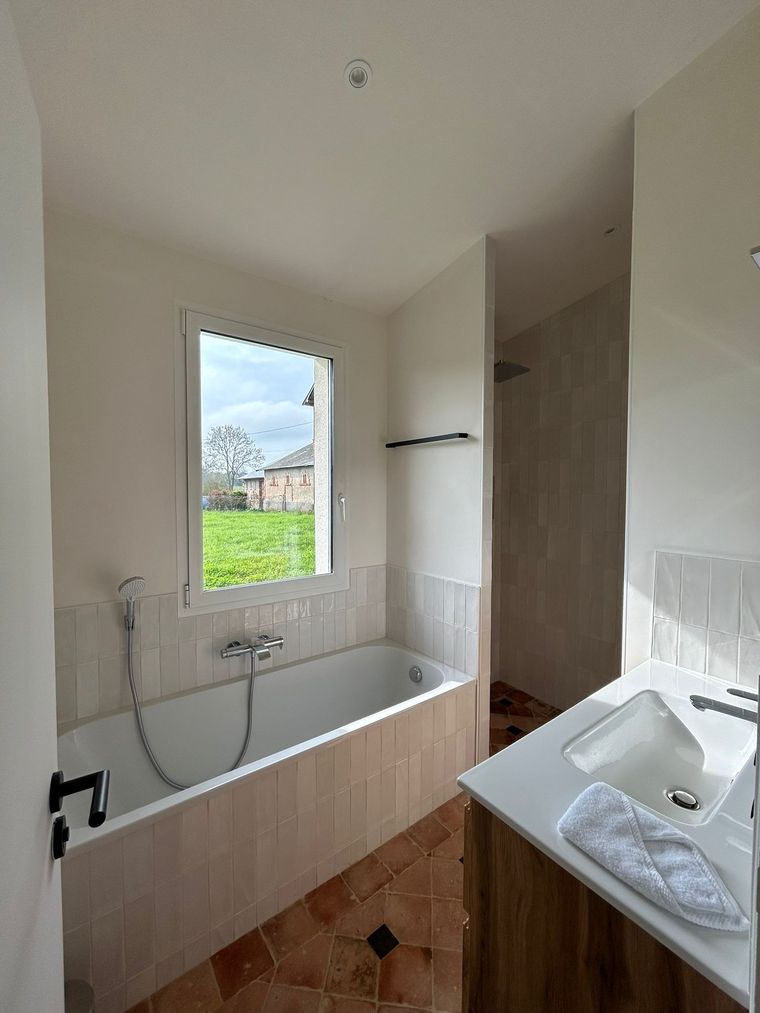 Chambre Ocre, salle de bain partagée, douche à l’italienne